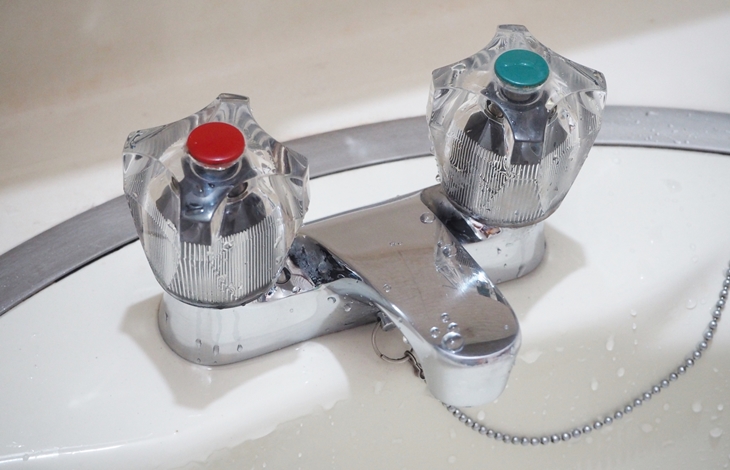 取り付け穴が1つのものをワンホール、2つのものをツーホール