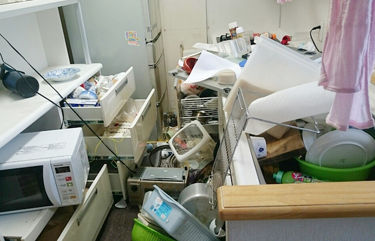 大型の冷蔵庫が揺れによって前方へ倒れ込み、人が下敷きになったり出口を完全に塞いでしまったりする危険性