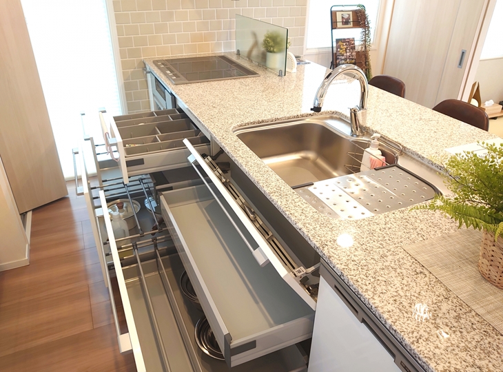 開き戸を引き出しにリフォーム