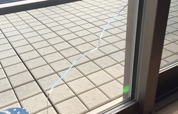 窓枠そのものの噛み合わせを悪化させ、窓が開かなくなる現象を引き起こす場合