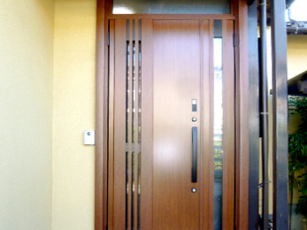 断熱効果アップの豪華な玄関ドア